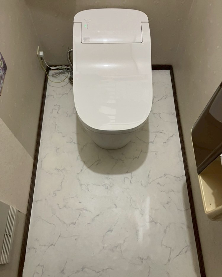 古いトイレをすっきりとしたタンクレストイレへ交換｜床材もあわせてリフォーム