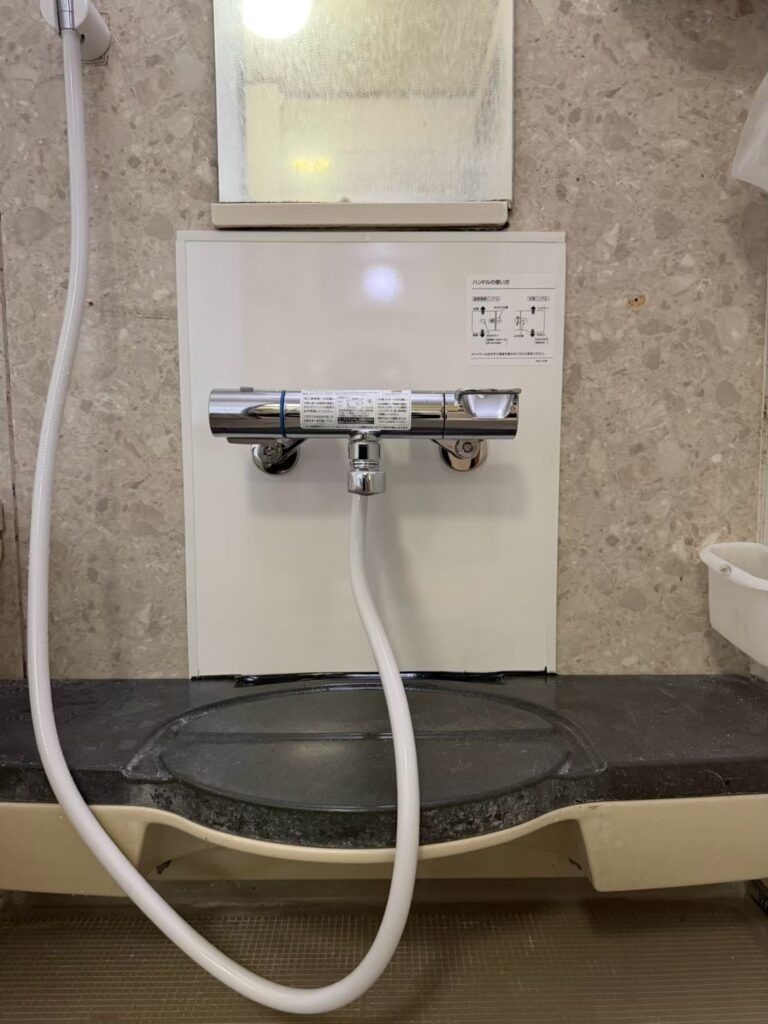 川崎市｜ユニットバスを交換せずシャワー水栓のみ交換・給水給湯管切回し工事【高橋綜合設備】